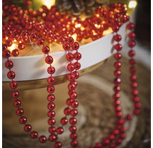 Dekoration mit roten Kugeln auf einer Schnur