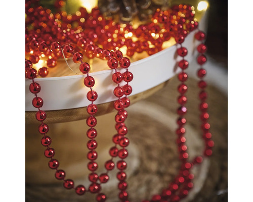 Dekoration mit roten Kugeln auf einer Schnur