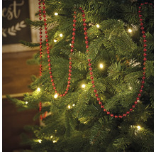 Geschmückter Weihnachtsbaum mit roter Perlenkette und Beleuchtung