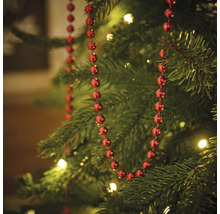 Weihnachtsbaum geschmückt mit roter Perlenkette