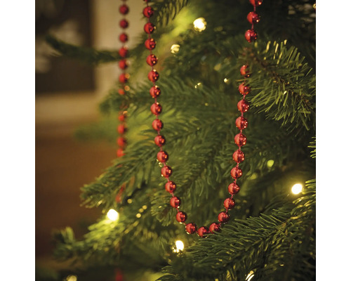 Weihnachtsbaum geschmückt mit roter Perlenkette