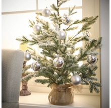 Kleiner Weihnachtsbaum mit Dekokugeln im Jutesack