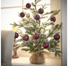 Dekorativer Weihnachtsbaum mit Baumschmuck und Jutesack