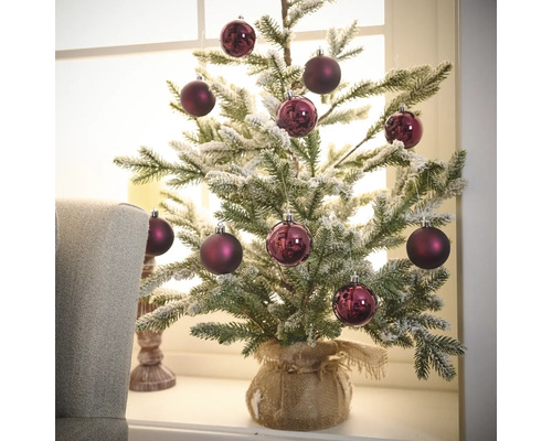 Dekorativer Weihnachtsbaum mit Baumschmuck und Jutesack