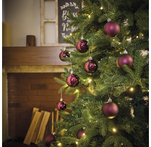 Geschmückter Christbaum mit Weihnachtskugeln und Lichtern
