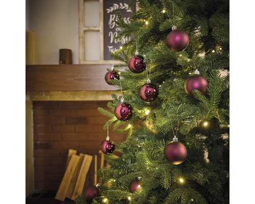 Geschmückter Christbaum mit Weihnachtskugeln und Lichtern