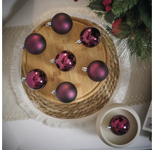 Dekorative Weihnachtskugeln auf einem Holzteller