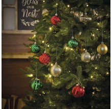 Geschmückter Weihnachtsbaum mit Christbaumkugeln und Lichtern