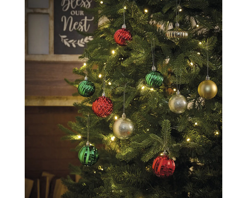 Geschmückter Weihnachtsbaum mit Christbaumkugeln und Lichtern