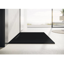 Ebenerdige, schwarze Duschwanne in einem Badezimmer