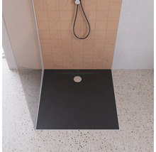 Duschwanne im Badezimmer mit Duschkopf und Fliesen