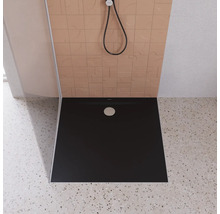 Schwarze Duschwanne mit Duschkopf in Badezimmer
