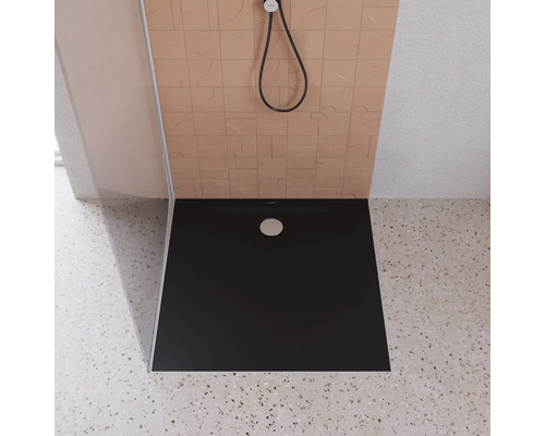Schwarze Duschwanne mit Duschkopf in Badezimmer