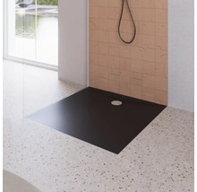 Schwarze Duschwanne im modernen Badezimmer