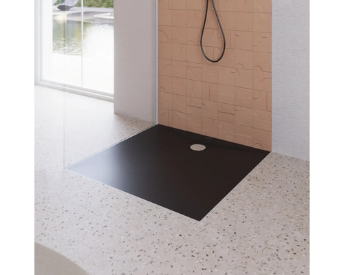 Schwarze Duschwanne im modernen Badezimmer