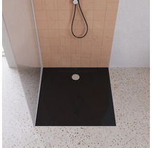 Schwarze Duschwanne im modernen Badezimmer.
