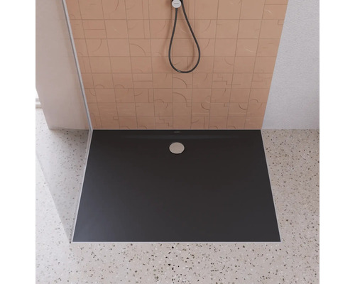 Ebenerdige Dusche mit flacher, dunkler Duschwanne und Duschkopf