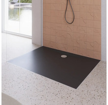 Schwarze Duschwanne im Badezimmer mit Fliesenwand und Dusche.