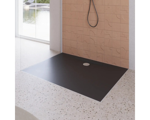 Schwarze Duschwanne im Badezimmer mit Fliesenwand und Dusche.