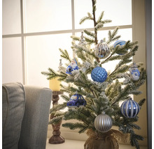 Dekorierter Weihnachtsbaum mit Christbaumschmuck im Innenraum