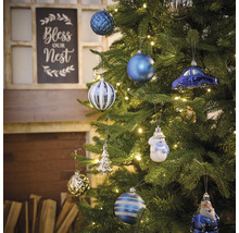 Geschmückter Weihnachtsbaum mit Christbaumkugeln und Dekorationen