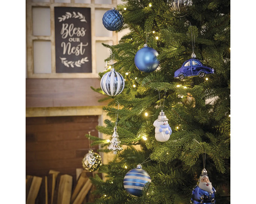 Geschmückter Weihnachtsbaum mit Christbaumkugeln und Dekorationen