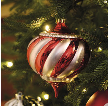 Weihnachtsbaumkugel mit Streifenmuster am Weihnachtsbaum