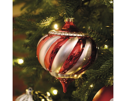 Weihnachtsbaumkugel mit Streifenmuster am Weihnachtsbaum