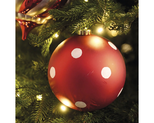 Weihnachtsbaum mit roter Weihnachtskugel und weißen Punkten