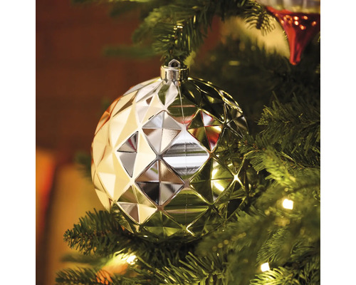 Geometrischer Christbaumschmuck am Weihnachtsbaum