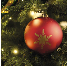 Rote Weihnachtskugel mit Schneeflockenmuster am Christbaum
