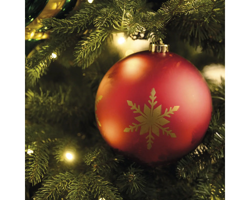 Rote Weihnachtskugel mit Schneeflockenmuster am Christbaum