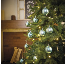 Weihnachtsbaum geschmückt mit Christbaumkugeln und Lichterkette