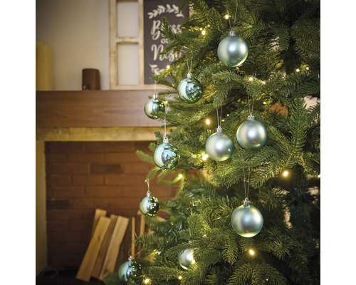 Weihnachtsbaum geschmückt mit Christbaumkugeln und Lichterkette