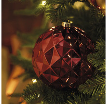 Rote Christbaumkugel mit geometrischem Muster am Weihnachtsbaum