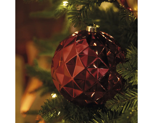 Rote Christbaumkugel mit geometrischem Muster am Weihnachtsbaum