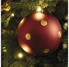 Rote Weihnachtskugel mit Punkten am Weihnachtsbaum