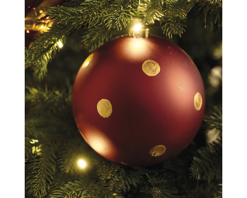 Rote Weihnachtskugel mit Punkten am Weihnachtsbaum
