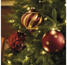 Weihnachtsbaum geschmückt mit Christbaumkugeln und Lichtern