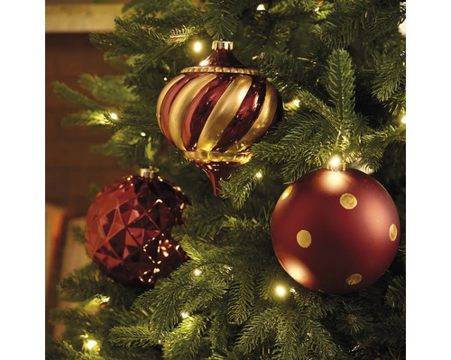 Weihnachtsbaum geschmückt mit Christbaumkugeln und Lichtern