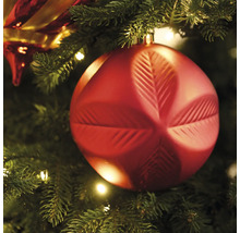 Rote Weihnachtskugel mit geometrischem Muster am Weihnachtsbaum