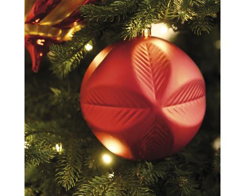 Rote Weihnachtskugel mit geometrischem Muster am Weihnachtsbaum