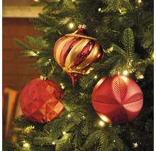 Geschmückter Weihnachtsbaum mit drei Christbaumkugeln