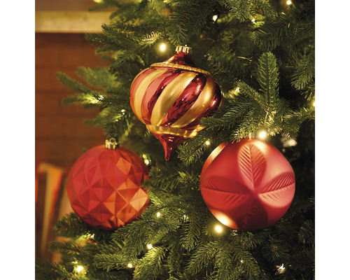 Geschmückter Weihnachtsbaum mit drei Christbaumkugeln