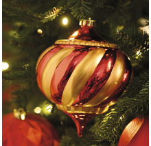 Christbaumschmuck mit Streifenmuster am Weihnachtsbaum