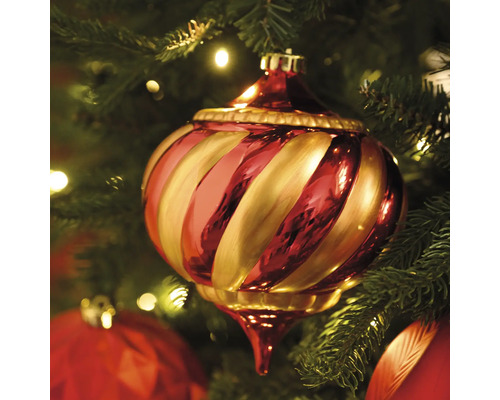 Christbaumschmuck mit Streifenmuster am Weihnachtsbaum