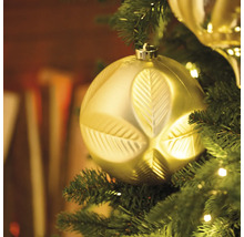 Goldfarbene Weihnachtskugel mit Blattmuster am Weihnachtsbaum