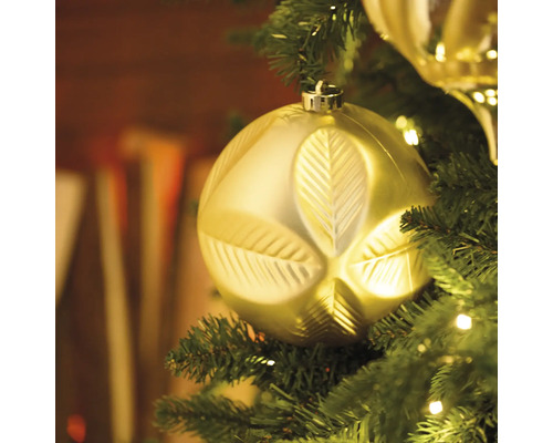 Goldfarbene Weihnachtskugel mit Blattmuster am Weihnachtsbaum