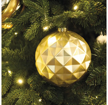 Goldene Weihnachtskugel mit geometrischem Muster am Weihnachtsbaum