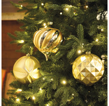 Nahaufnahme eines geschmückten Weihnachtsbaums mit goldenen Kugeln und Lichtern